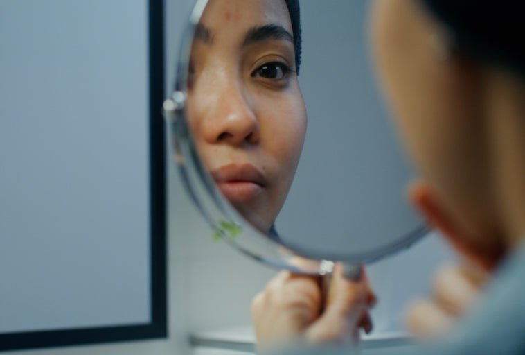 Redness and Breakouts? The Power of Blue Light - reseen beauty